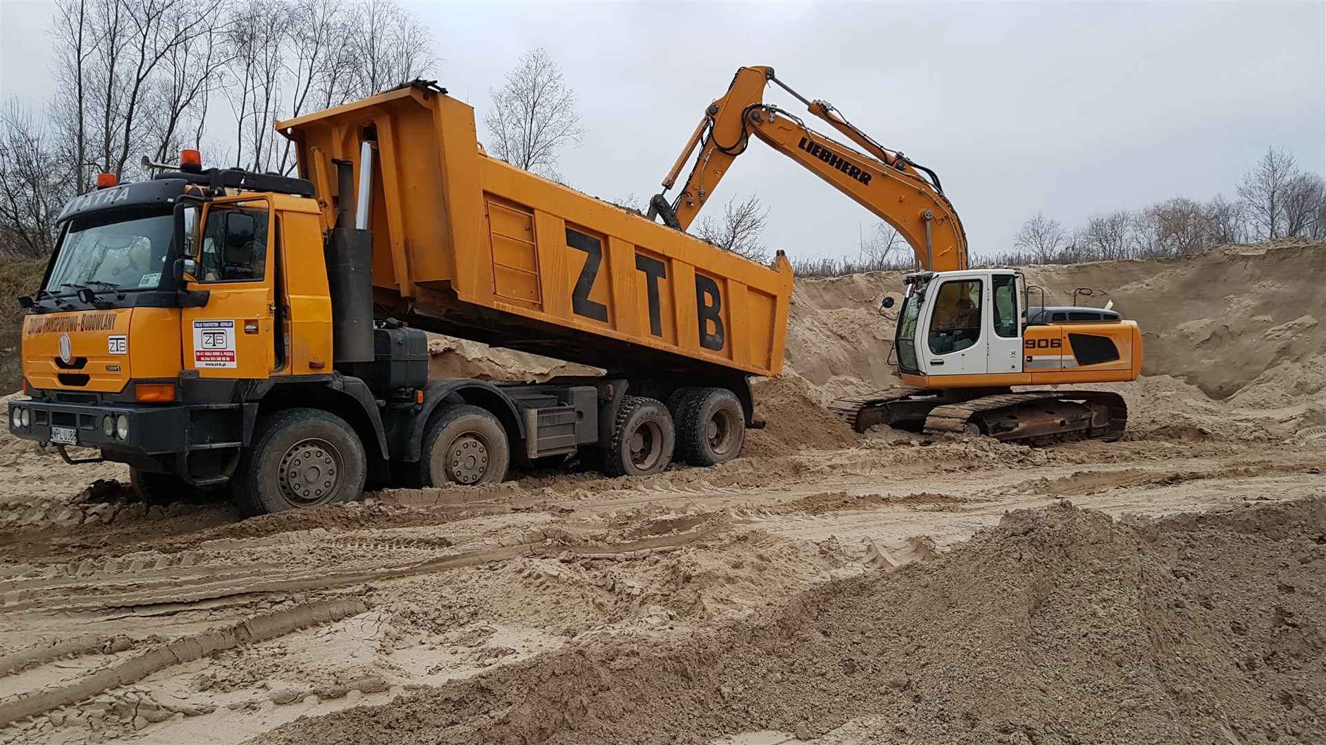 Koparki i wywrotka podczas robót ziemnych